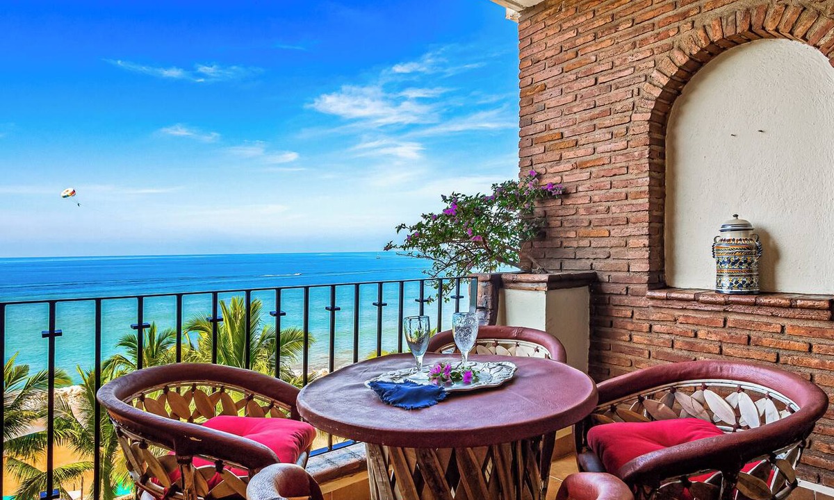 Romantic Zone Condo | SUMMER PROMO! 6th Floor Oceanfront Condo on the Beach in Zona Romantica.