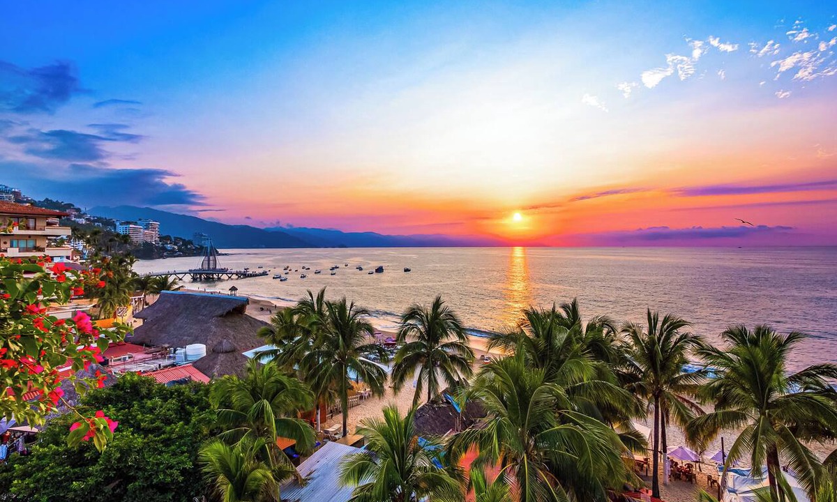 Emiliano Zapata Condo | SUMMER PROMO: 6th Floor Corner Unit on the beach in Old Town; Rooftop Pool