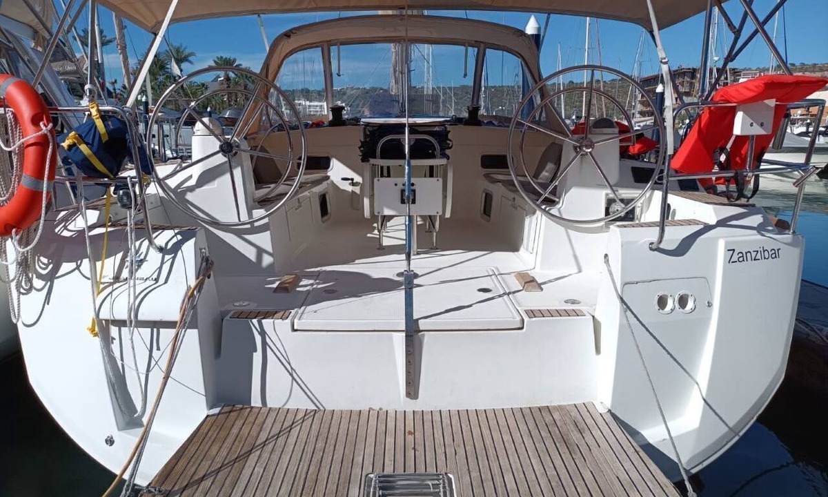 La Paz Boat Rental | Sun-Kissed Sailing in Mar de Cortez: A Baja California Sur Beach Experience