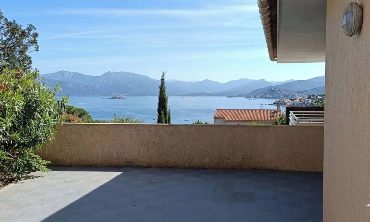 Belvedere-Campomoro Villa | T3 Les pieds dans l'eau: sea view - Air-conditioned, equipped apartment - Golf Campomoro