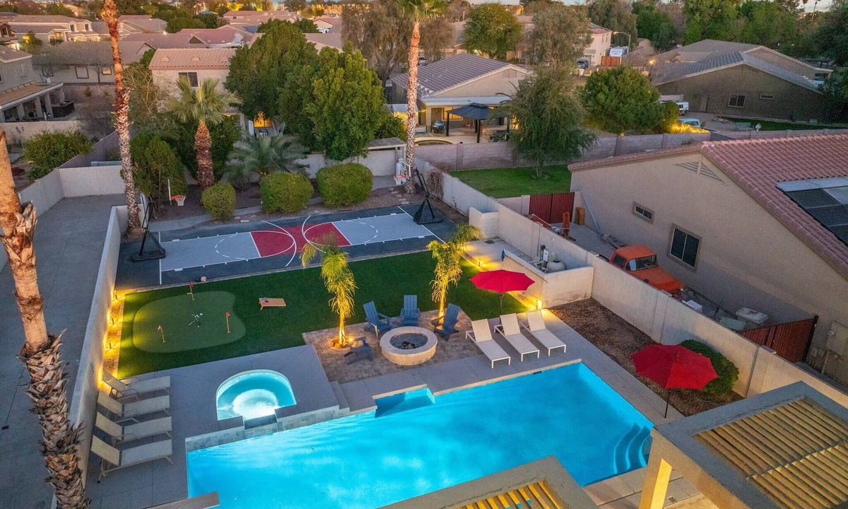 Desert Sunset House | The Cardinal | Ultimate Group Retreat in Glendale