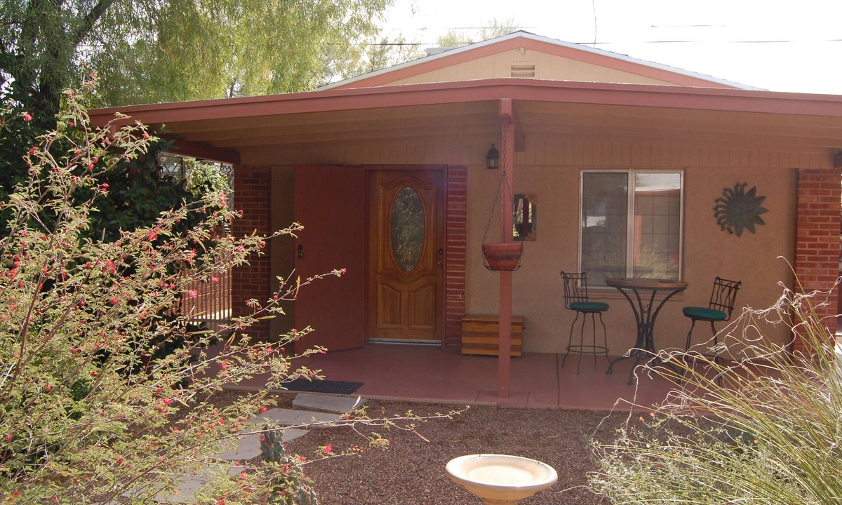 Peter Howell House | The Casita at Lizard Gate is a 1-bedroom guest house in mid-town Tucson.