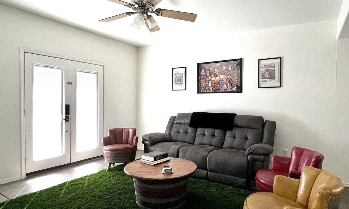 Campus Farm House | The House of Sports- near University, pet friendly!