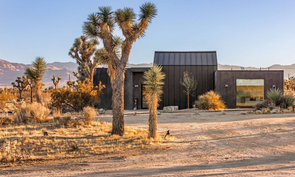 Yucca Valley House | The Moasis - 5 acre Modern w Pool & Spa