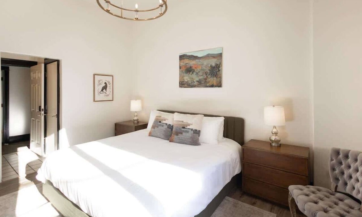 Bisbee Hotel | The Signature King with Mountain Views