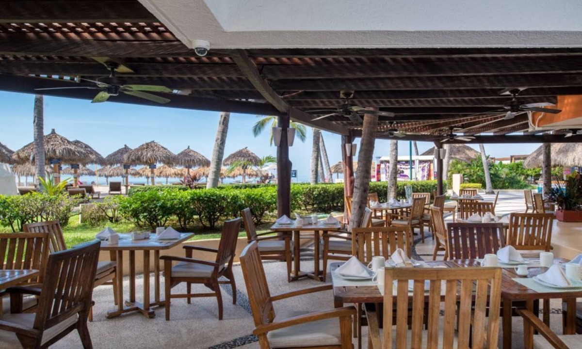 Marina Vallarta Hotel | Tropical Hideaway – Studio with Pool & Gym