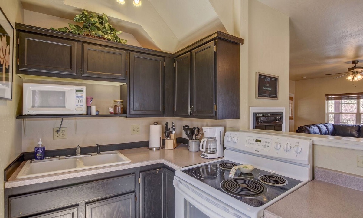 Nob Hill House | Union Street Townhouse 2BD/1.5BA Near Whiskey Row