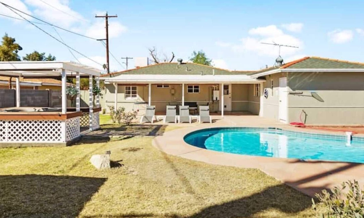 Bel Air House | 🌴Uptown Oasis🌴 Pool & Jacuzzi, Pet-Caring, 4BR-2BA, 5Min to DT Phoenix