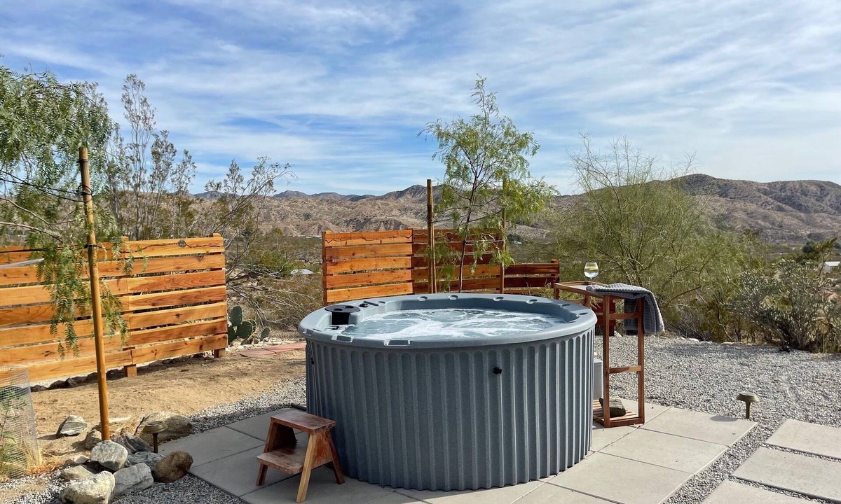 Morongo Valley House | Verdin's Nest- Romantic w/Hot Tub Under the Stars!