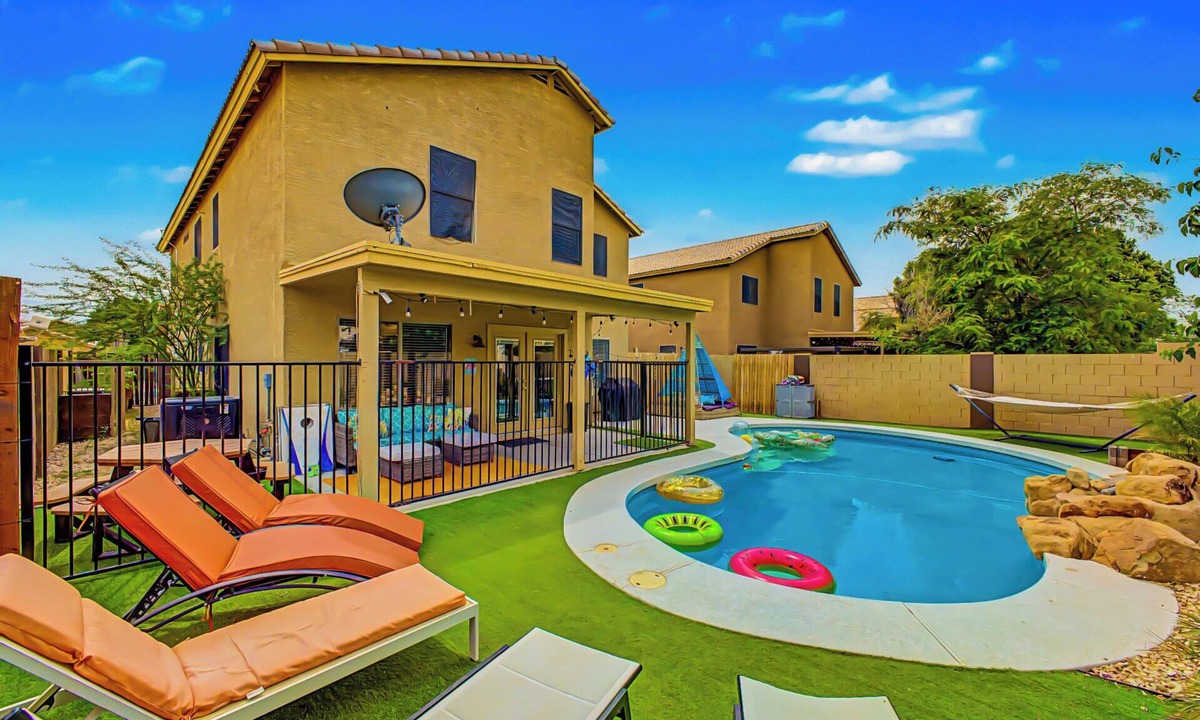 Peoria House | View Fireworks, Restaurants, Stadiums, Heated Pool