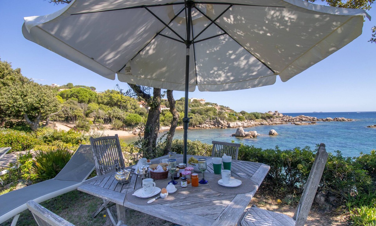 Santa Giulia Villa | Villa Cala D Oro with sea view, private beach, Wi-Fi and air conditioning