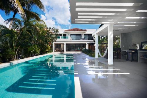 Puerto Aventuras Villa | Villa de Lujo en Puerto Aventuras: Tu Refugio Privado en el Paraíso