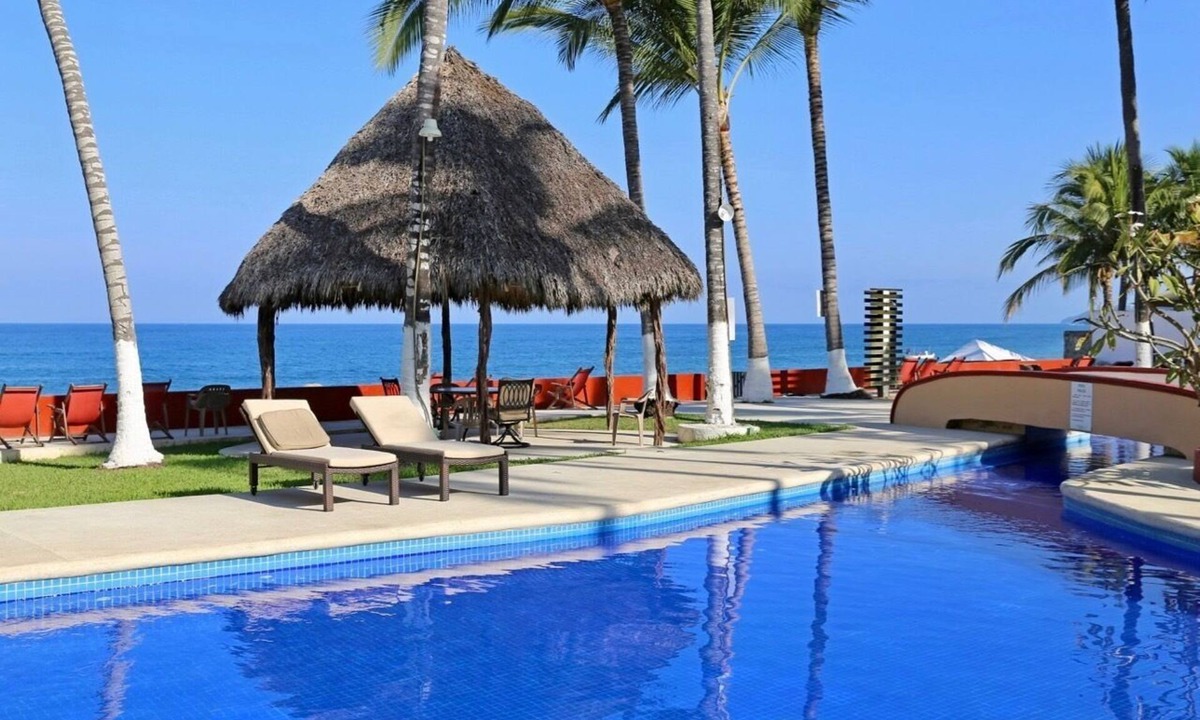 North End House | Villa Sophie 3BR/3BA, Beach Front Terrace, Heated Pool, Parking.