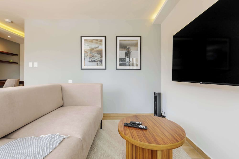 Roma Norte Apartment | w* | Majestic Loft w/Elegant Balcony in Colima