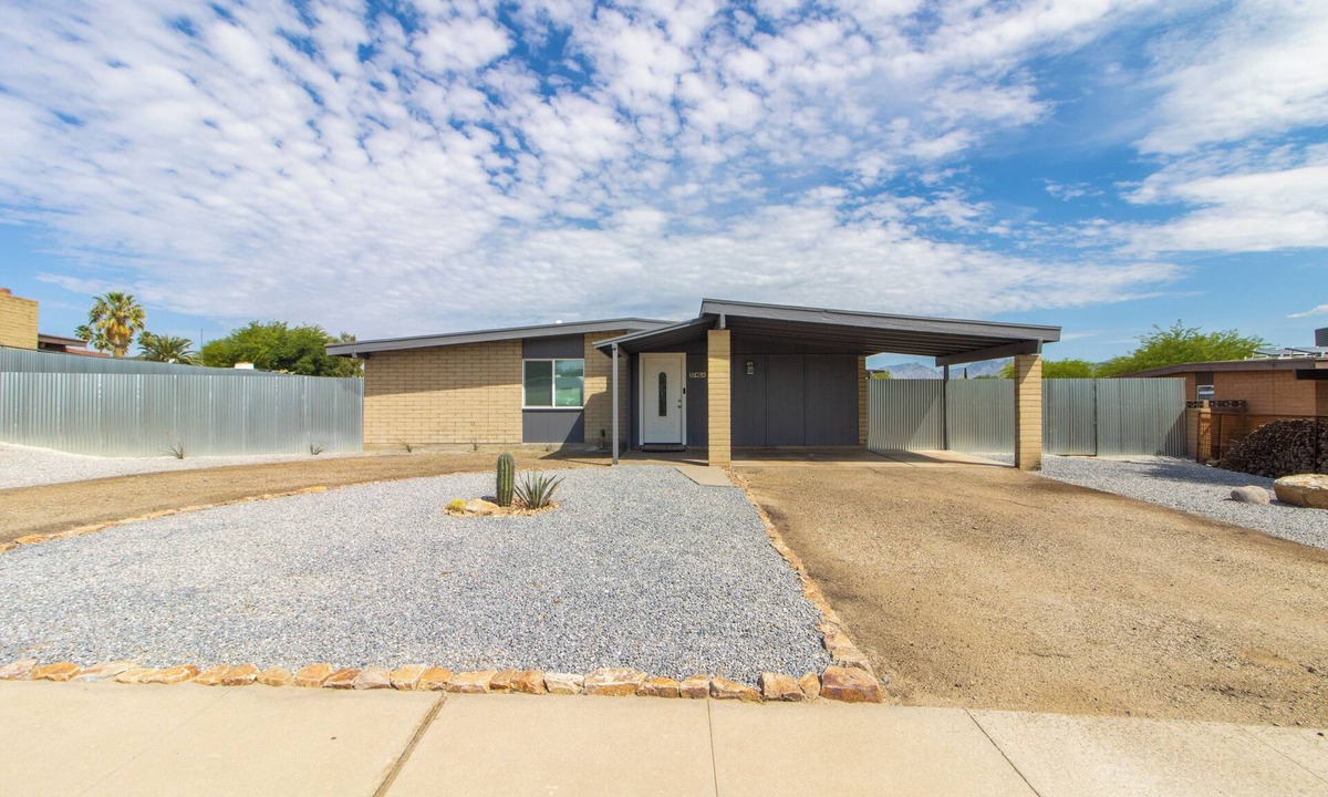 Tucson House | Welcoming to Lincoln Haus, East side Tucson with Fire Pit.
