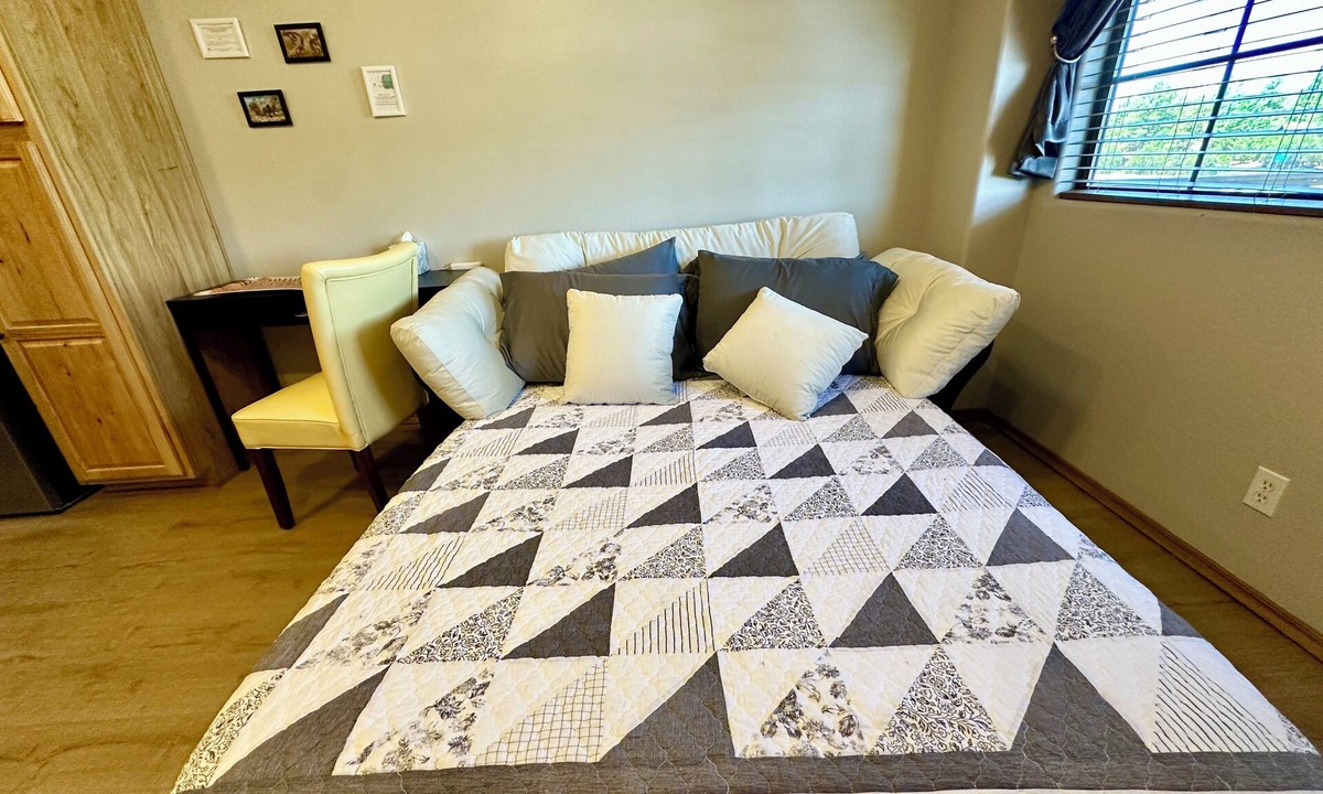 Heber Apartment | Year Round Monthly Rental | Studio | WIFi Desk | Wild Mustangs nearby Nat'l For