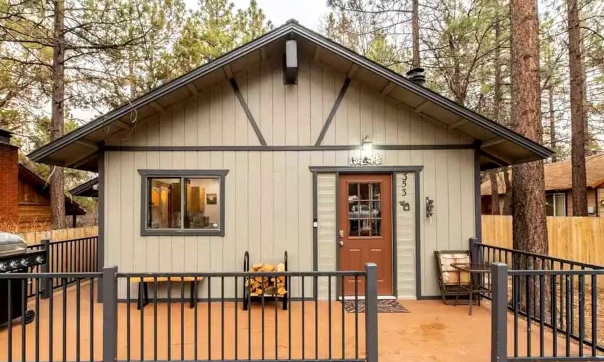 Sugarloaf Cabin | Your Mountain Oasis: Cabin with Hot Tub in Sugarloaf, California