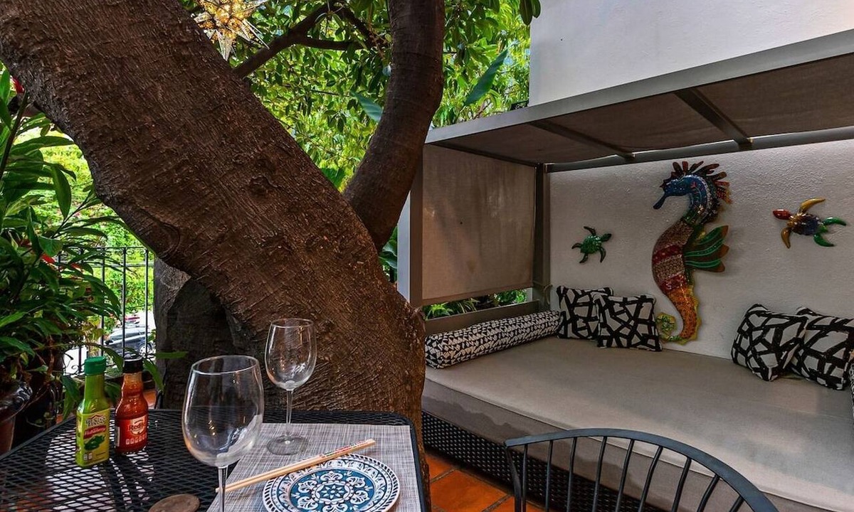 Romantic Zone Condo | Zona Romantica Oasis/Pool/2 block Pier bars shop