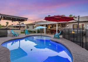 BEAUTIFUL PRIVATE POOL/HOME/BACKYARD NEAR OLD TOWN