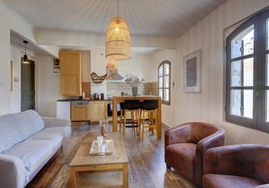 Bright apartment in historic building for a getaway