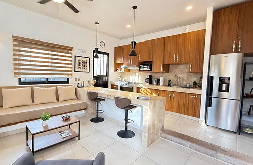 San Antonio Tlayacapan House | 1 Bed Guesthouse - Bikes - Patio - Gym - Pickleball Court - Golf Cart - Scooters