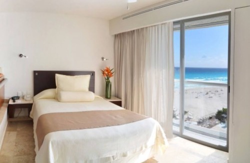 Zona Hotelera Resort | 1-bedroom at Sunset Royal Beach resort in Cancún with fitness room