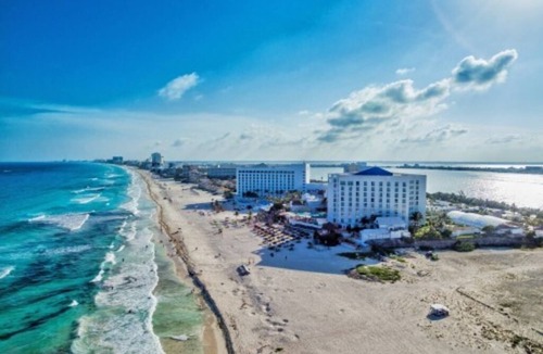 Zona Hotelera Resort | 1-bedroom at Sunset Royal Beach resort in Cancún with fitness room