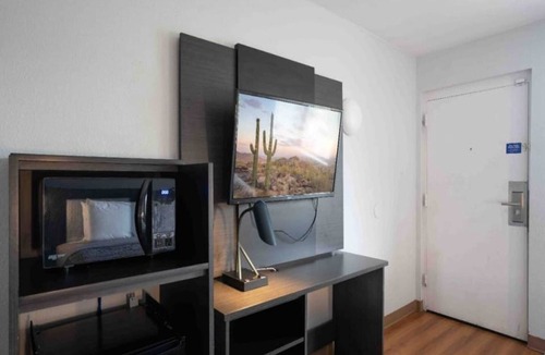 Chandler Apartment | 1 King Bed | Smoking