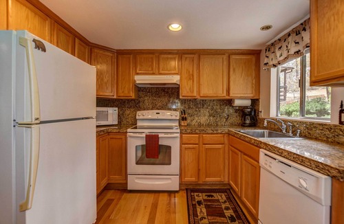 Mountain Club Cabin | 1 Mi to Dtwn Prescott: Quiet Cabin in the Pines!