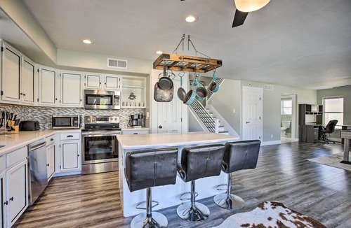 La Buena Vida House | 1 Mi to State Farm Stadium: Home w/Pool & Grill!