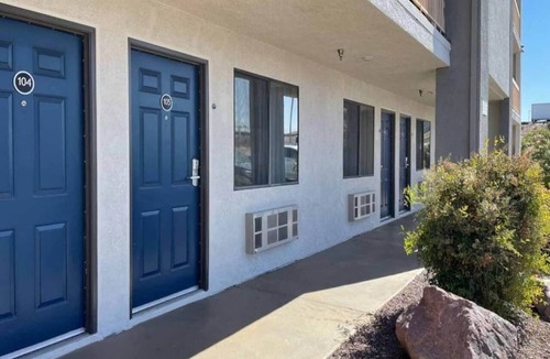 Barstow Apartment | 1 Queen Bed|Mobil Access|Tub|Micf