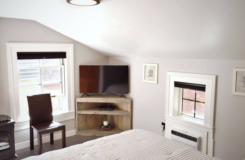 Snowflake Hotel | #10 Fun Room in Historic Inn, Lavender Loft