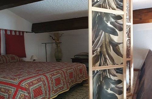 Arles House | 10 kms from Arles in the countryside, 2 double bedrooms + 3 beds, air-conditioned swimming pool.