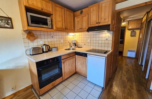 Les Bruyeres Apartment | 100m from shops, Ground floor, view mountain, balcony, tv, ski locker, 30m², Les Menuires