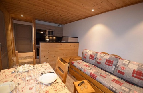 Les Menuires Apartment | 150m from shops, 1st floor, balcony, tv, ski locker, 34m², Les Menuires