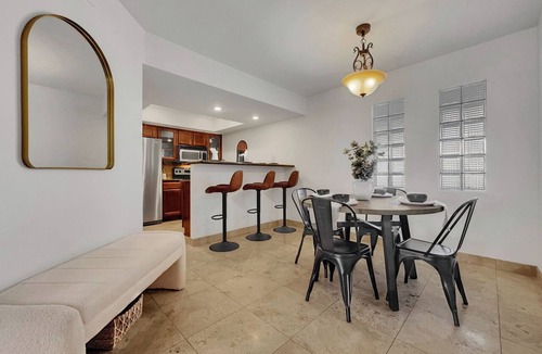 Camelback East Condo | 1BR Phoenix Condo w Pool, Hot Tub, King Bed, and Free Parking!