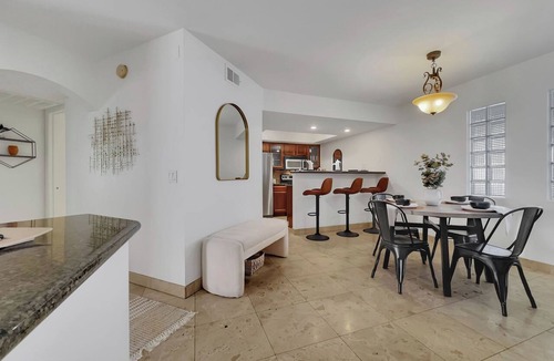 Camelback East Condo | 1BR Phoenix Condo w Pool, Hot Tub, King Bed, and Free Parking!