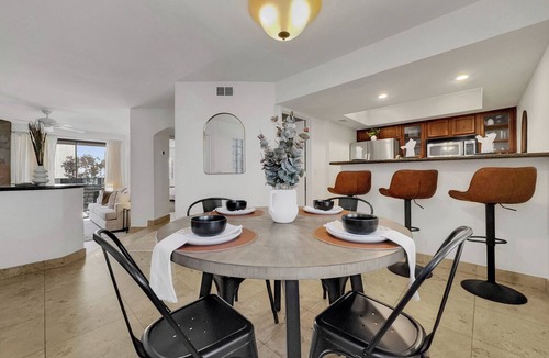 Camelback East Condo | 1BR Phoenix Condo w Pool, Hot Tub, King Bed, and Free Parking!