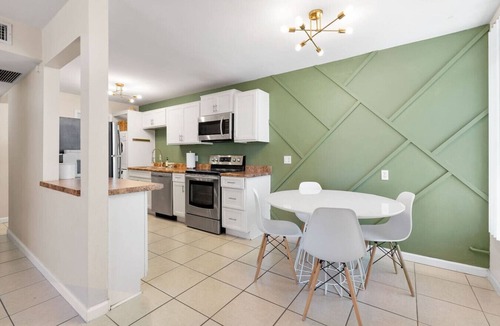 Camelback East Apartment | 2 bedroom uptown apartment