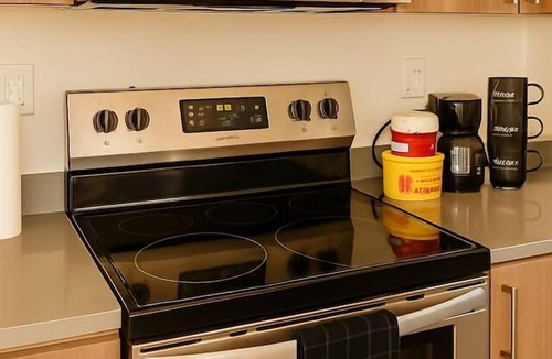 Phoenix House | 2 BR Villa Dog Park Lake WiFi Laundry Pool