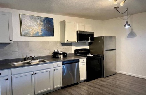 Sierra Vista Apartment | 2 Full Beds Kitchen Non-Smoking