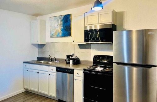 Sierra Vista Apartment | 2 Full Beds | Non-Smoking, Kitchen