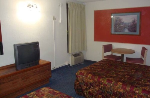 Lake Havasu City Hotel | 2 Peaceful Rooms w/Free Parking + Relaxing Stay Perfect for a Weekend Escape
