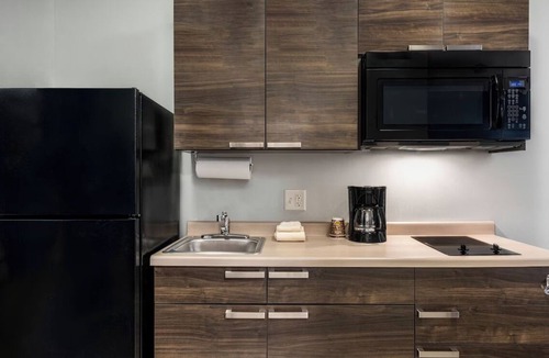 Sundance Hotel | 2 Queen Beds + Recliner | Full Kitchenette | Pet-Friendly | Free Parking
