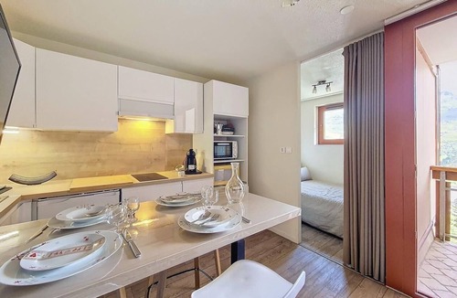 Les Bruyeres Apartment | 200m from resort center, 7th floor, balcony, tv, ski locker, 23m², Les Menuires