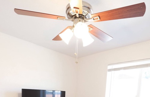Menlo Park House | 2BR in Quiet Menlo Park. Close to downtown and I-10. Fully stocked kitchen.