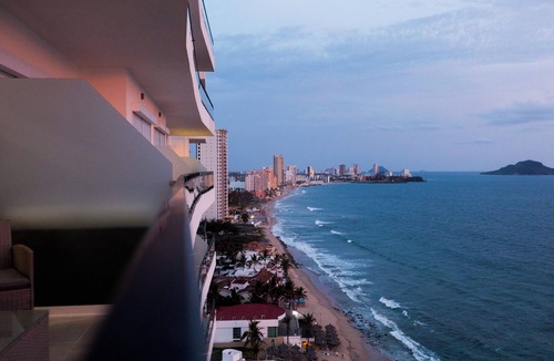 Cerritos Apartment | 3 bedroom high end beach front condo with amazing view