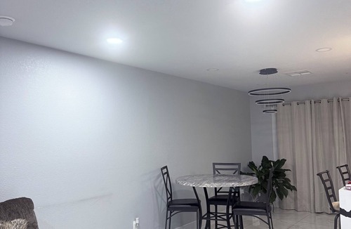 Alhambra House | 3-bedroom house in brilliant Phoenix with WiFi, AC , PS5, PS4, Smart fridge,