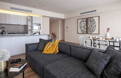 Financial District Condo | 3br condo w/skyline view & pool access