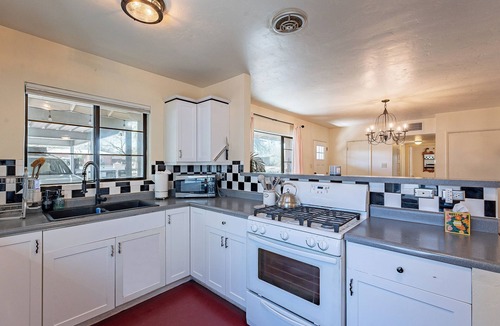 Peter Howell House | 3BR Near Hospitals & UofA w/Workspace